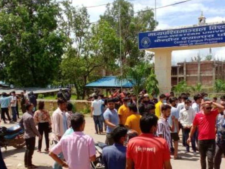 मध्यपश्चिम विश्वविद्यालयका उपकुलपतिको गाडी तोडफोड 